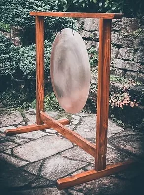 Gong auf Holzständer im Garten