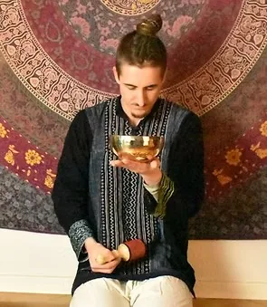 Denny Sascha Jakob mit einer Klangschale